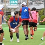 練習でボールを使って体を動かす神戸の具智元（中央）ら＝神戸市東灘区のチームグラウンド