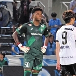 後半に急きょ出場もチームは敗れ、立ち尽くす神戸のオビ（左）＝ニッパツ三ツ沢球技場