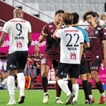 神戸－横浜ＦＣ　前半、神戸のトゥーレル（左から２人目）が退場処分となり、抗議する宮代（右から２人目）ら＝撮影・井川朋宏