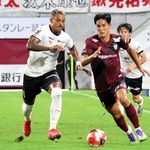 神戸－横浜ＦＣ　前半、左サイドから攻め込む神戸の武藤（中央右）と大迫（左端）＝撮影・井川朋宏