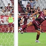 神戸－横浜ＦＣ　前半終盤、神戸は武藤（手前右）のシュートもゴールならず（撮影・井川朋宏）