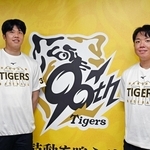 セ・リーグ優勝に貢献した（左から）阪神の才木浩人投手と村上頌樹投手＝西宮市の甲子園球場（撮影・風斗雅博）