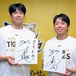 セ・リーグ優勝に貢献した（左から）阪神の才木浩人投手と村上頌樹投手＝西宮市の甲子園球場（撮影・風斗雅博）