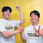 セ・リーグ優勝に貢献した（左から）阪神の才木浩人投手と村上頌樹投手＝西宮市の甲子園球場（撮影・風斗雅博）