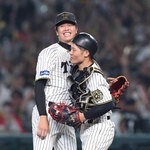 ＤｅＮＡ戦で完封勝利を挙げ、坂本誠志郎捕手（右）と喜び合う才木浩人投手