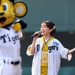 阪神２軍新球場の開業記念試合後に六甲おろしを熱唱する丘みどりさん＝３月１日、尼崎市の日鉄鋼板ＳＧＬスタジアム尼崎