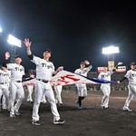 セ・リーグ優勝ペナントを手に場内を一周する阪神・藤川球児監督と選手たち＝７日夜、甲子園球場（撮影・大田将之）
