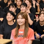 母校の陸上部の後輩らと記念写真に納まる中島ひとみ（中央）＝尼崎市、園田学園大