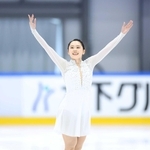 木下グループ杯で演技を終え、歓声に応える三宅咲綺＝大阪府の関空アイスアリーナ（撮影・中田匡峻）