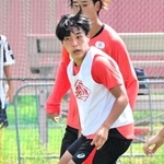 右肩手術を乗り越え、練習に復帰した神戸の浜崎（手前）＝いぶきの森球技場