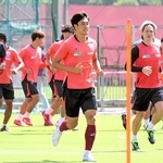 阪神の優勝を力にする神戸の山川（中央）＝いぶきの森球技場