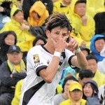 直接ＦＫを決め、武藤のポーズを見せる神戸の扇原＝５月３１日、三協フロンテア柏スタジアム