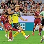 神戸-柏　前半、シュートを放つ神戸のエリキ（２７）＝ノエビアスタジアム神戸（撮影・丸山桃奈）