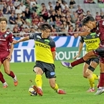 神戸-柏　後半、神戸の武藤がシュートを放つも阻まれる＝ノエビアスタジアム神戸（撮影・丸山桃奈）