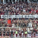 柏戦を引き分けで終え、サポーターにあいさつする神戸イレブン＝ノエビアスタジアム神戸（撮影・丸山桃奈）