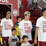 新井へのメッセージが書かれたＴシャツを着て入場する神戸の山川（右）ら＝ノエビアスタジアム神戸（撮影・丸山桃奈）