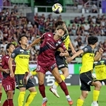 神戸-柏　後半、ヘディングで競り合う神戸の大迫（手前）＝ノエビアスタジアム神戸（撮影・丸山桃奈）