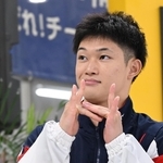 決勝前の選手紹介で「ＨＹＯＧＯ」の「Ｈ」を手でかたどりポーズを決める玉井陸斗＝滋賀・インフロニア草津アクアティクスセンター（撮影・大田将之）