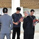 花束を贈られて激励されるＪ１神戸の酒井高徳（左端）、山川哲史（左から３人目）、吉田孝行監督（同５人目）ら＝神戸市中央区、神戸空港