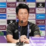 初戦の前日会見で必勝を期した神戸の吉田監督＝中国・上海（（Ｃ）ＶＩＳＳＥＬ　ＫＯＢＥ）