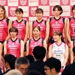 壮行会で新ユニホームを披露した佐々木千紘（前列左から３人目）ら姫路の選手たち