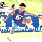 男子２年４００メートル障害決勝　優勝した滝川第二の平岡＝和歌山市、紀三井寺公園陸上競技場