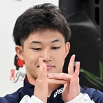 「ＨＹＯＧＯ」の頭文字「Ｈ」を手でかたどったポーズで入場する玉井陸斗＝滋賀県草津市、インフロニア草津アクアティクスセンター（撮影・大田将之）