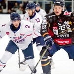 相手と競り合うスターズ神戸のＤＦ在家秀虎（手前左）ら＝横浜市、コーセー新横浜スケートセンター（©ＳＴＡＲＳ　ＫＯＢＥ）