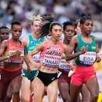 女子５０００メートル決勝　力走する田中希実（中央）