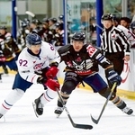 チーム初得点を挙げたスターズ神戸のＦＷシン・ドンヒョン（手前左）＝©ＳＴＡＲＳ　ＫＯＢＥ