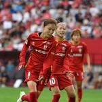 ＩＮＡＣ神戸ー三菱重工浦和　前半、ＩＮＡＣ神戸は成宮（１０）との連携で吉田（９）がゴールに迫るも得点ならず＝２１日午後、神戸市兵庫区、ノエビアスタジアム神戸（撮影・大田将之）