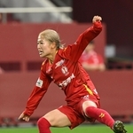 ＩＮＡＣ神戸ー三菱重工浦和　後半、ＩＮＡＣ神戸の成宮が体を倒しながら同点弾を押し込む＝２１日午後、神戸市兵庫区、ノエビアスタジアム神戸（撮影・大田将之） 