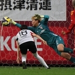 ＩＮＡＣ神戸ー三菱重工浦和　後半、好セーブを連発したＩＮＡＣ神戸のＧＫ大熊茜＝２１日午後、神戸市兵庫区、ノエビアスタジアム神戸（撮影・大田将之）