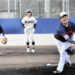 履正社高女子野球部との試合で力投する坂口智隆さん（右）＝大阪府箕面市内