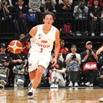 故郷神戸で躍動したＡ東京のテーブス海（左）