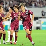 神戸-東京Ｖ　前半、先制点を決め喜ぶ神戸の大迫（右）＝撮影・中西幸大