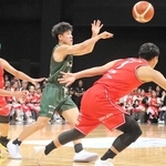 千葉Ｊの富樫（左）らと激しい攻防を繰り広げる神戸の寺園（中央）