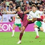 神戸-東京Ｖ　前半、自分が外したＰＫのこぼれ球に反応する神戸・エリキ（中央）＝ノエビアスタジアム神戸（撮影・中西幸大）