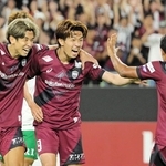 神戸-東京Ｖ　後半、エリキ（２７）のアシストでチーム４点目を決めて喜ぶ神戸の宮代（中央）と大迫（左）＝ノエビアスタジアム神戸（撮影・中西幸大）