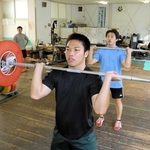 重量挙げに師弟で出場する家島高の岡田勇人（手前）と原亮太（右）＝姫路市の同校