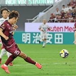 神戸－清水　前半、シュートを放つ神戸の鍬先（２５）＝ノエビアスタジアム神戸（撮影・小林良多）