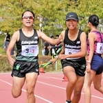 神院大の３区宮定愛実（中央左）からたすきを受け、走り出す４区の浜村一咲（同右）