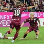 神戸－清水　後半終了間際、勝ち越しゴールを決めて駆け出す神戸の酒井（撮影・小林良多）