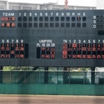 両チームとも投手が４番打者を務めた秋季兵庫県大会１回戦のスコアボード。各チームがＤＨ制への対応を迫られる＝神戸市須磨区弥栄台５、Ｇ７スタジアム神戸