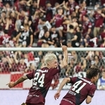 神戸－清水　後半終了間際、勝ち越しのゴールを決めて駆け出す神戸の酒井（２４）＝ノエビアスタジアム神戸（撮影・小林良多）