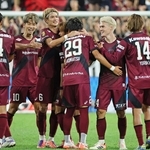 後半終了間際に勝ち越し点を決め、勝利を喜ぶ神戸の酒井（右から２人目）ら＝ノエビアスタジアム神戸（撮影・小林良多）