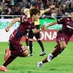 神戸－清水　後半、同点のシュートを決めて走り出す神戸の鍬先（右から２人目）＝ノエビアスタジアム神戸（撮影・小林良多）