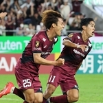 神戸－清水　後半、同点シュートを決めてほえる神戸の鍬先（右から２人目）＝ノエビアスタジアム神戸（撮影・小林良多）