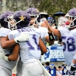 関学－啓明　第２クオーター、タッチダウンを決めた長友（１１）の元に駆け寄って喜ぶ啓明の選手たち