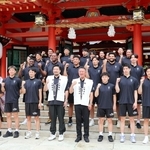 Ｂ２開幕が迫り、必勝を祈願した神戸の川辺監督（１列目中央左）、渋谷社長（同右）と選手ら＝生田神社